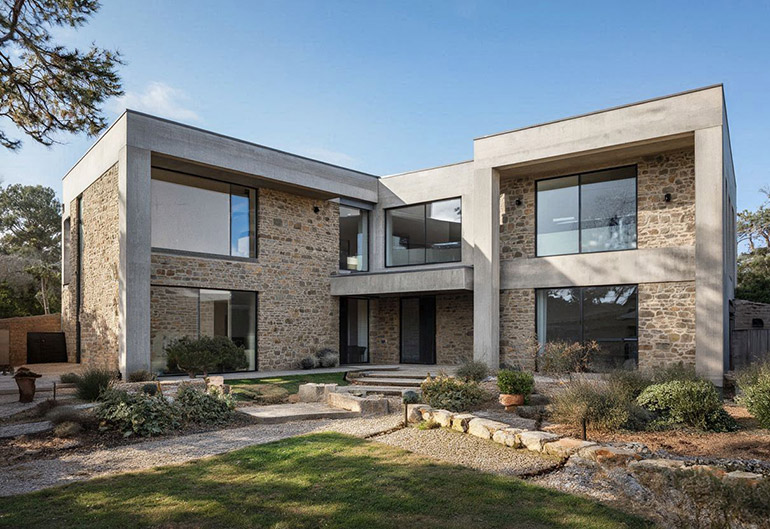 Усадьба с каменным фасадом